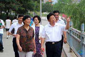 范跃进书记陪同国土资源部国家地质调查局发展研究中心党委书记、中国观赏石协会秘书长高谊明和济南市原副市长、济南市慈善总会会长张泽参观美丽的校园