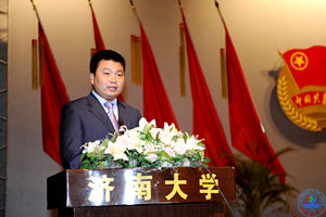 2010年度“红旗团委”代表，政管学院团委书记孙成豪发言