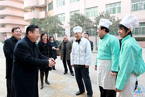 范跃进书记代表学校党委和行政以及四万余名师生对节日期间坚守在工作岗位的保卫、后勤和医疗工作者表示衷心的感谢和崇高的敬意，向春节期间留守学校的青年学生表示亲切的慰问和节日的祝贺！