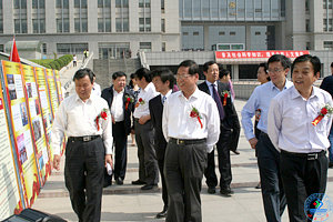 开幕式后，在我校升华广场举行了“构建学习型社会，建设经济文化强省”的主题展