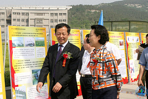 开幕式后，在我校升华广场举行了“构建学习型社会，建设经济文化强省”的主题展